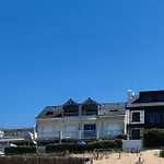 Sur La Plage De Bonne Source Les Pieds Dans L'Eau