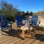 Cabanon Boheme Les Pieds Dans Le Sable Et En Premiere Ligne De Mer