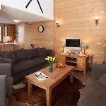 Powder Ridge - 6 Bedroom Chalet With Hot Tub