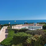 Joli 2 Pieces Avec Terrasse, Piscine Et Garage Prive A Sete - Fr-1-472A-245