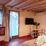 Studio Romantique Jacuzzi Ou Spa Balneo Privatif Et Jardin Au Temps Des Cerises La Ciotat