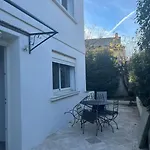 Bas De Villa Avec Grande Piscine