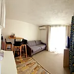 Chez Flow Joli Studio Cabine Climatise Avec Parking Et Piscine