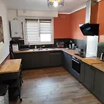 Maison De Ville Avec Exterieur Au Calme.