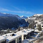 Penthouse 3-Bedroom Apartment, Mountain Views, Large Terrasse, Piste Access