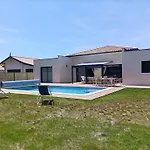 Maison Neuve 200M2 Climatisee Avec Sa Piscine Chauffee, Proche De La Plage Et Des Commerces