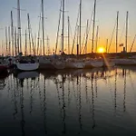 Voilier A Quai