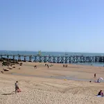 Pieds Dans L'Eau A Plage Des Dames