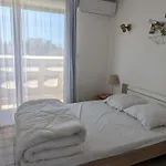 Duplex En Bord De Mer Avec Jardin Prive Et Acces Direct A La Plage, Climatisation, Parking Et Internet. - Fr-1-250-282