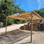 Studio Dans Maisonnette En Pierre