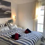 St Martin Apt With Aircon, Car Park & Swimming Pool Across Street,Access To Shared Garden Area