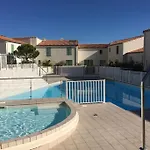 St Martin Apt With Aircon, Car Park & Swimming Pool Across Street,Access To Shared Garden Area