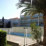 Appartement Rdc Avec Terrasse Dans Residence Avec Piscine Et Face A La Plage