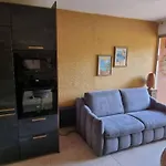 Beau Studio, Moderne, Au Calme Avec Piscine Et Parking Prive Dans Une Residence Arboree