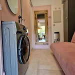 Beau Studio, Moderne, Au Calme Avec Piscine Et Parking Prive Dans Une Residence Arboree