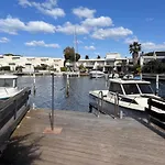 Jolie Marina Avec Chambres Et Acces Ponton