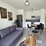 T2 Avec Terrasse En Ville, Proche Mer Et Campagne