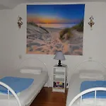 Front De Mer, Meuble De Tourisme Sur Le Port