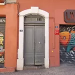 Le Portes A Cote Des Halles Entierement Renove