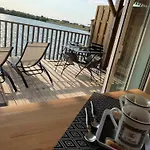 Cabane Bois Bord De L'Eau