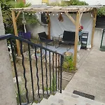 Maison Individuelle, Piscine Et Jardin
