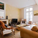 Duplex Joliment Decore Et Sa Cour Ensoleillee