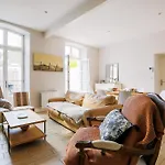 Duplex Joliment Decore Et Sa Cour Ensoleillee
