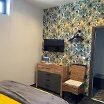 Chambre Tout Confort Avec Commodites Espace Repas Wifi Parking