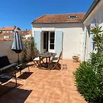 Villa Renovee A Fouras: 2 Ch + Mezzanine, Proche Plage/Centre, Jardin Privatif, Equipement Complet - Fr-1-709-64