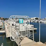 Petit Yacht