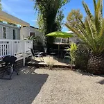 Confortable Bungalow Proche De Vias Avec Piscine Partagee