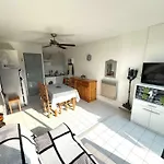 Studio Cabine Au Grau-Du-Roi: Proche Mer, Terrasse, Parking Prive, 4 Couchages - Fr-1-307-265
