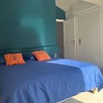 Chambre Double Avec Salle De Bain Et Toilettes Separes , Kitchenette Partagee