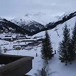 Bel Appart T2 Avec Balcon Proche Pistes Et Commerces A Meribel - Fr-1-355-70