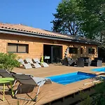 Maison En Bois Moderne Et Spacieuse Avec Piscine