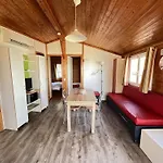Charmant Chalet 3 Pieces Avec Piscine, Parking, A Mont Saint Loup. - Fr-1-702-63