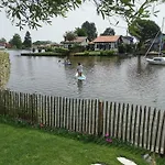 Maison Au Bord Du Lac, Les Pieds Dans L'Eau