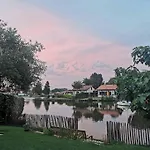 Maison Au Bord Du Lac, Les Pieds Dans L'Eau