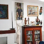 Une Chambre Et Des Tableaux