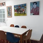 Une Chambre Et Des Tableaux