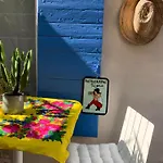 Jolie Studette Avec Patio Style Cabanon