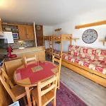 Studio Skis Aux Pieds Aux Menuires Pour 3 Personnes, Balcon Et Casier A Skis - Fr-1-452-3