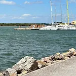 Coup De Coeur Au Bord Du Lac