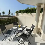 Terrasse De La Tour Du Port