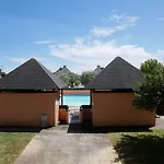 Maisonnette Avec Piscine Et Animaux Admis Proche Plage A Erdeven - Fr-1-479-170