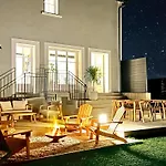 New Remodeled Home 4Bed/3.5Bath, Walking To Beach!
