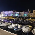 Le Charme De La Venise Provencale
