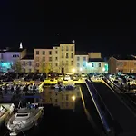 Le Charme De La Venise Provencale