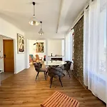 Spacious Contemporary Duplex - Harbour View