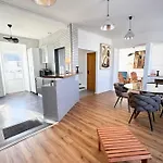 Spacious Contemporary Duplex - Harbour View